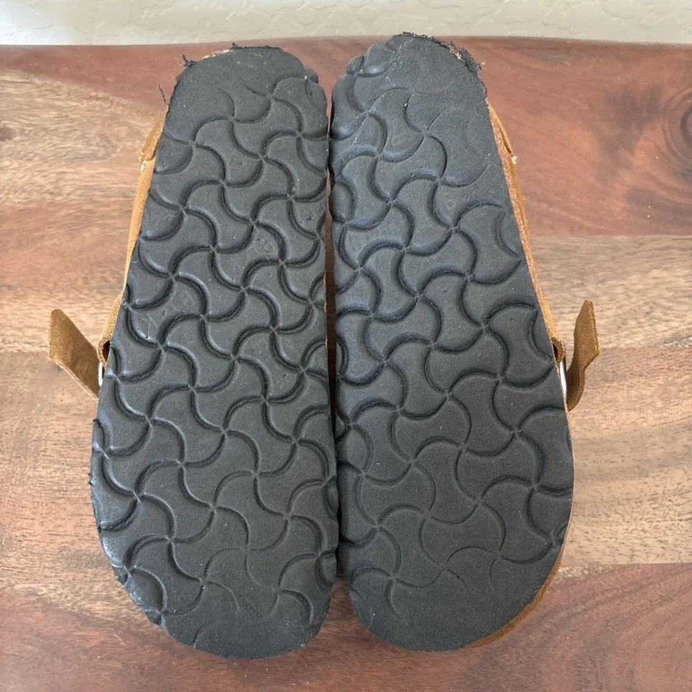 Birkenstock kids Tan Suede Slip-On Loafers. 35 US 3.5